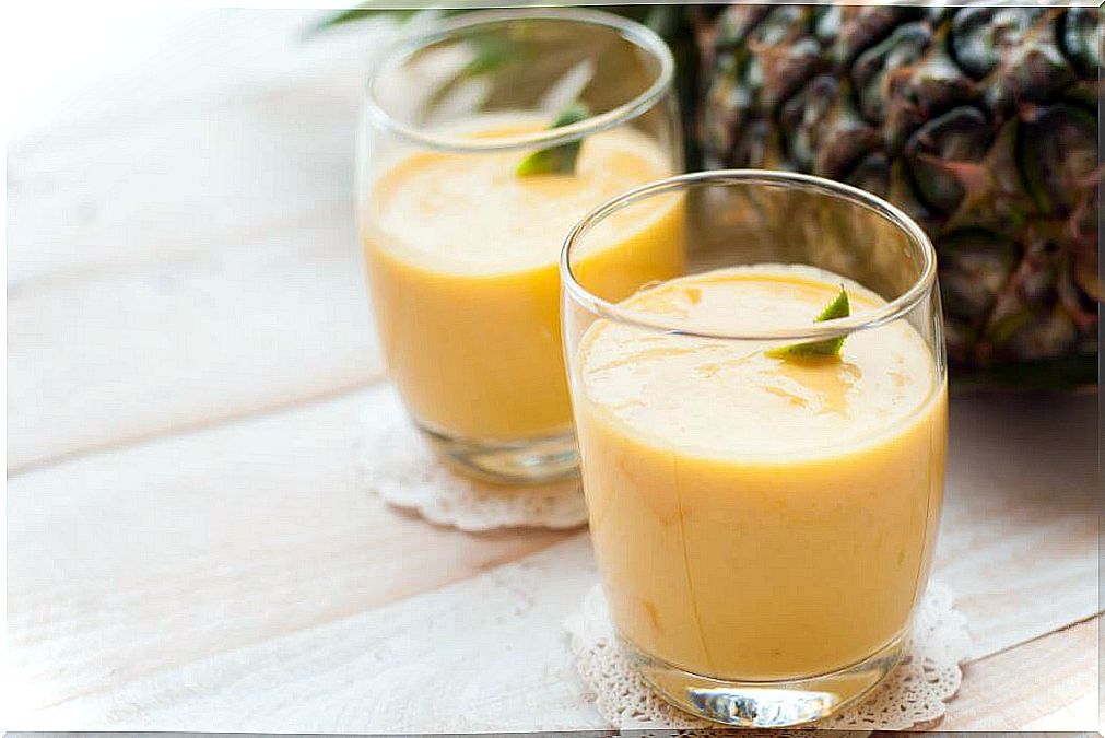 Papaya and pineapple smoothie.  homemade smoothies for fluid retention