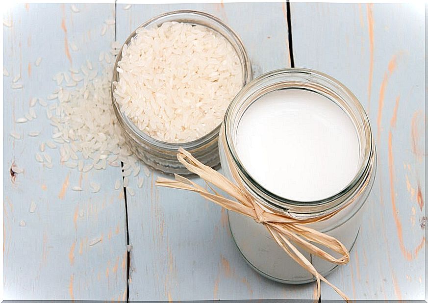 White rice water has a number of cosmetic uses.