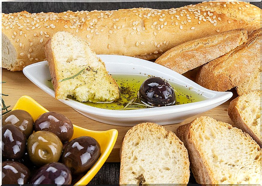 Bread with olive oil and olives.