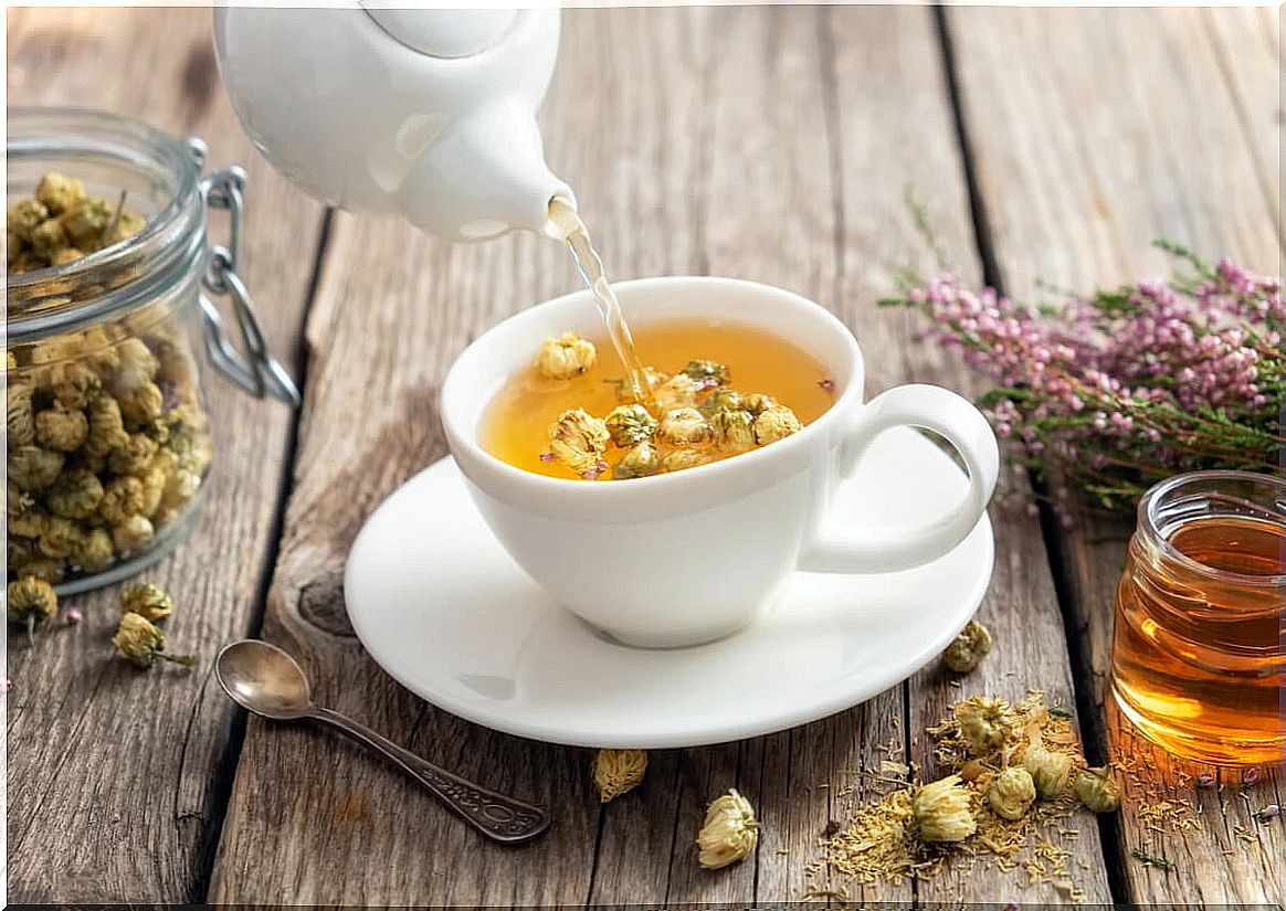 Chamomile tea as a medicinal flat.