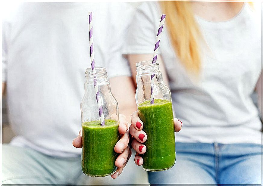 People with bottles of green smoothies.