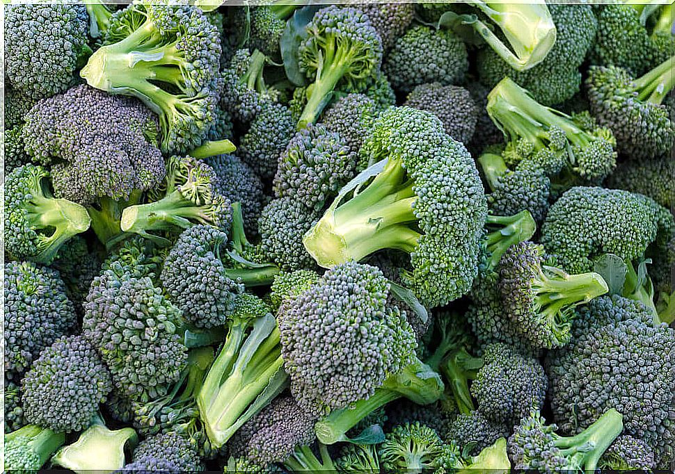 What is the correct way to eat broccoli?