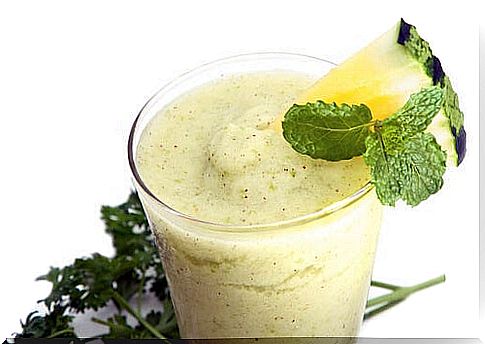 Pineapple, cucumber and aloe vera to detoxify a dirty colon