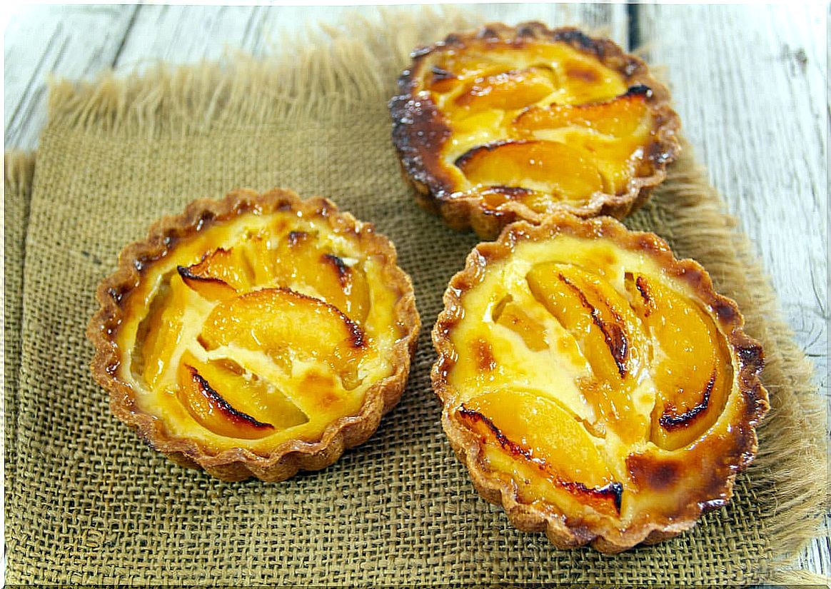 Individual form of peach tart.