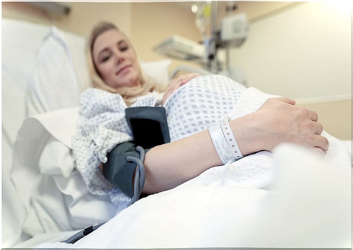 Risk pregnancy with hospitalized woman.