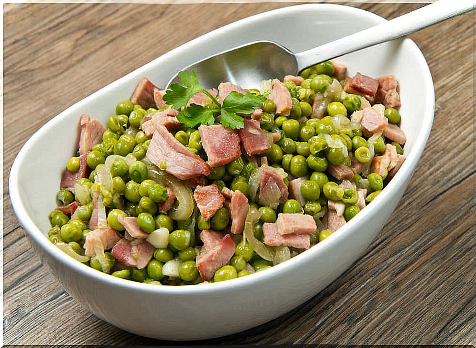 peas with ham and tomato